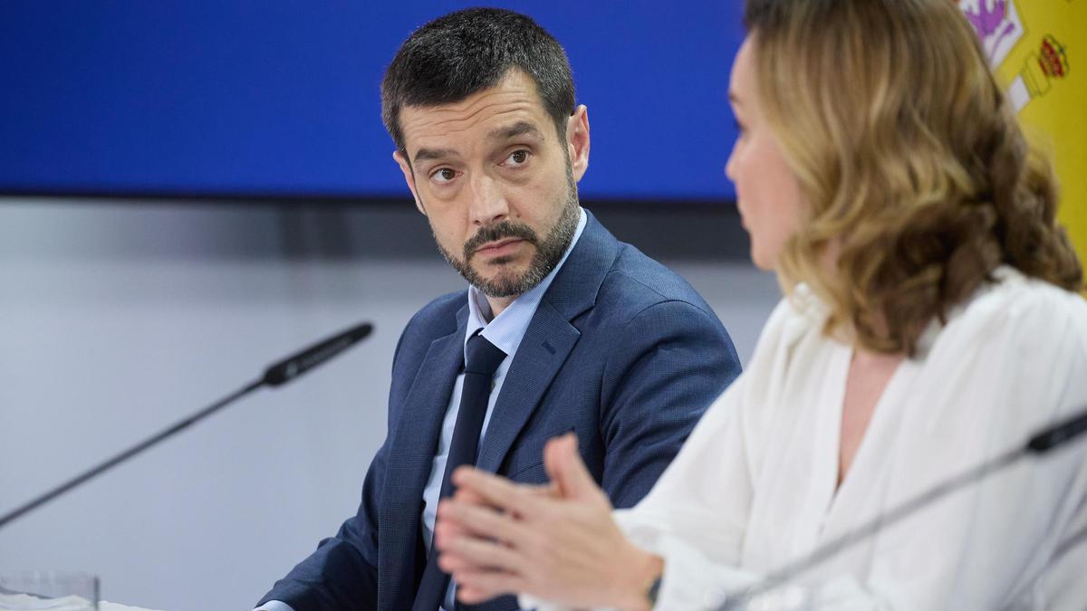 El ministro de Derechos Sociales, Consumo y Agenda 2030, Pablo Bustinduy, y la ministra de Educación, Formación Profesional y Deportes y Portavoz del Gobierno, Pilar Alegría, durante una rueda de prensa.