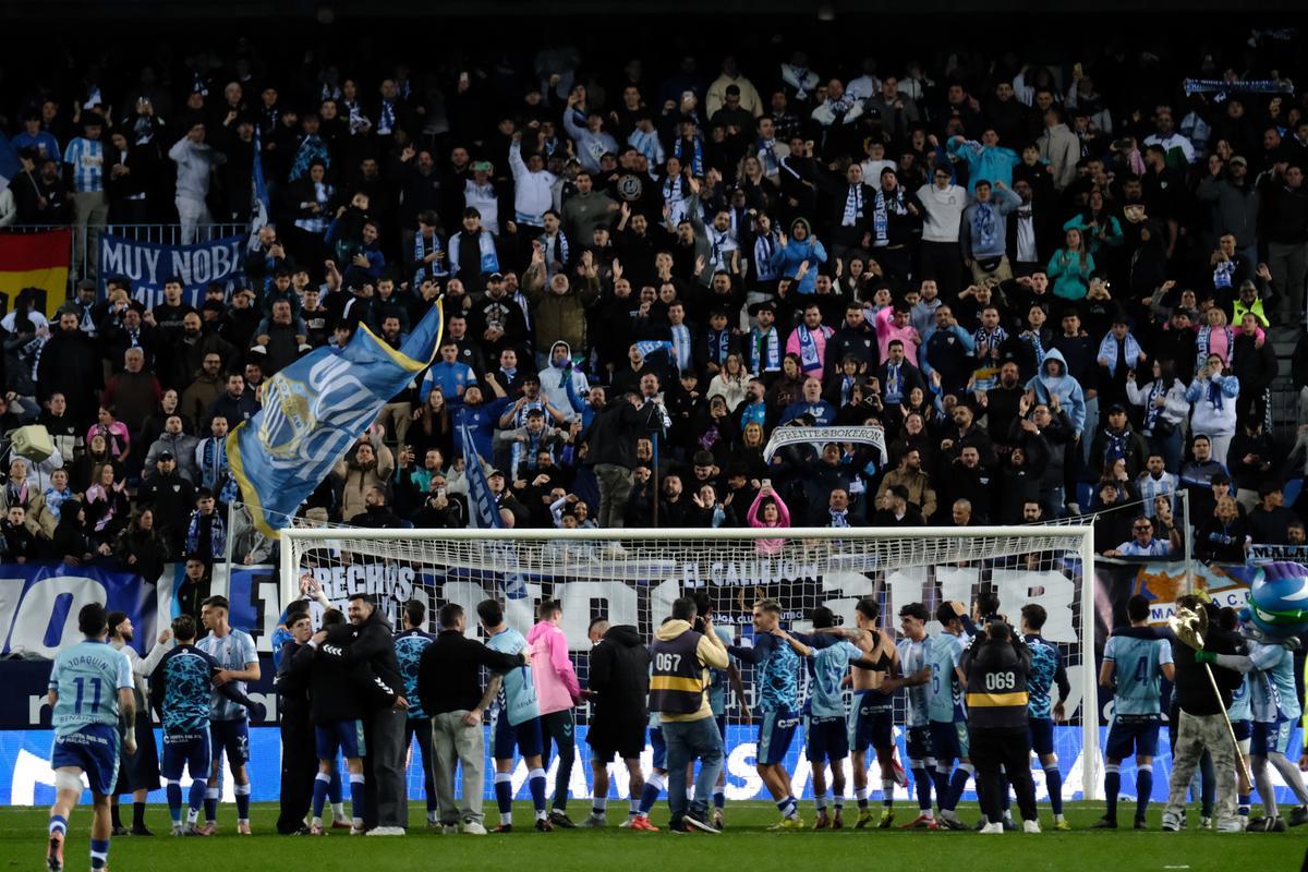 El Málaga CF celebra su victoria en La Rosaleda con el Frente Bokerón.