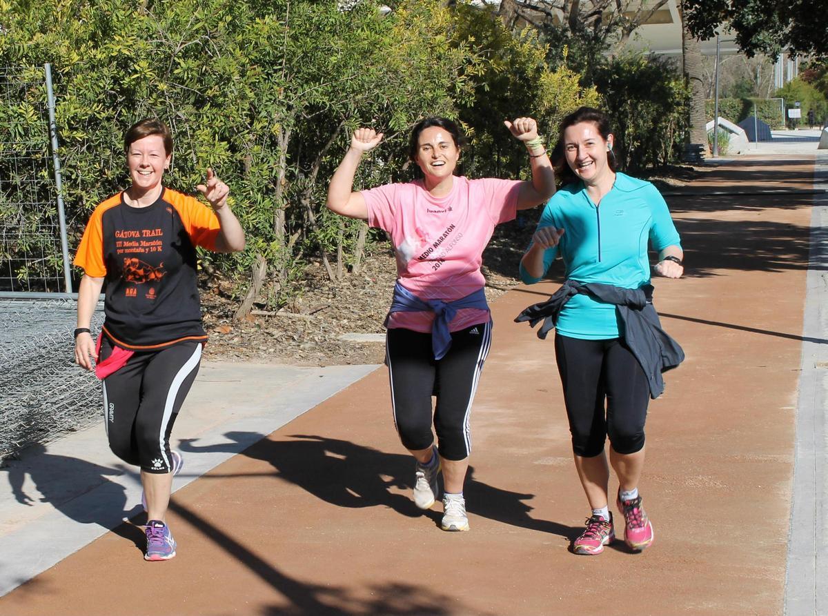 Tres mujeres corren por el Circuit 5K de València.