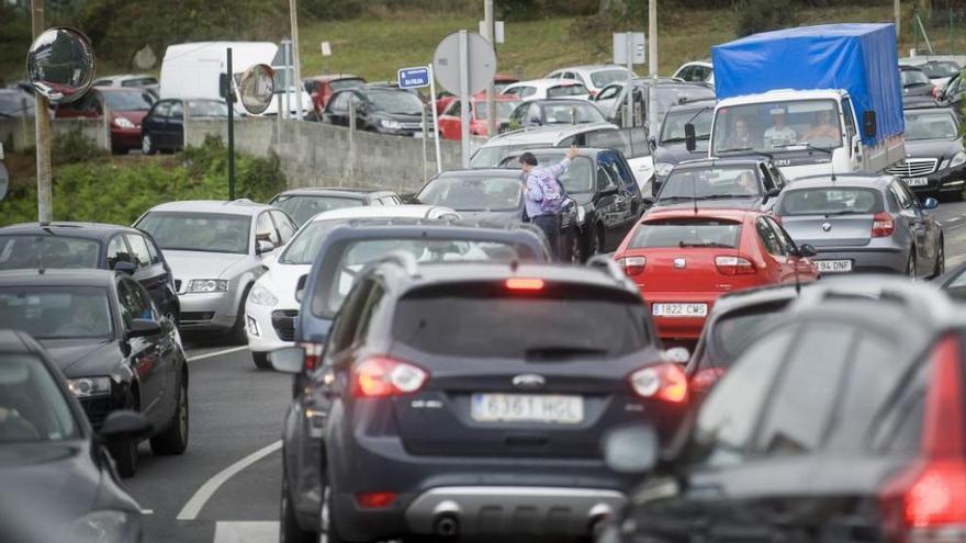Concello y Diputación realizarán obras para evitar atascos en las carreteras de A Zapateira