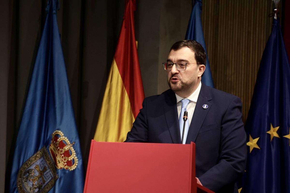 EN IMÁGENES: Margarita Robles recibe la Medalla de Oro de la Cámara de Comercio de Oviedo EN IMÁGENES: Margarita Robles recibe la Medalla de Oro de la Cámara de Comercio de Oviedo