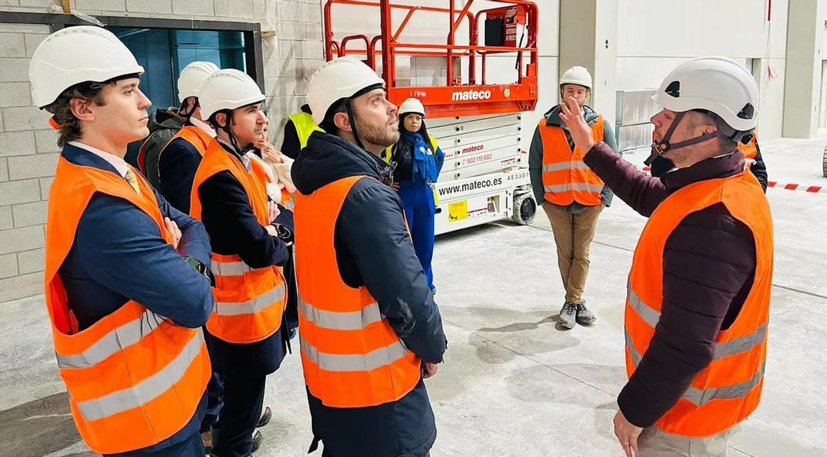El alcalde de Arganda, Alberto Escribano, supervisa las obras este febrero.
