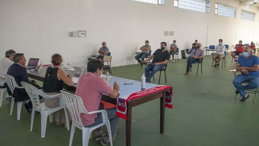 Asistentes a la asamblea del Club Deportivo Estradense, celebrada a última hora del martes en la Fundación de Exposicións e Congresos. // Bernabé / Ana Agra