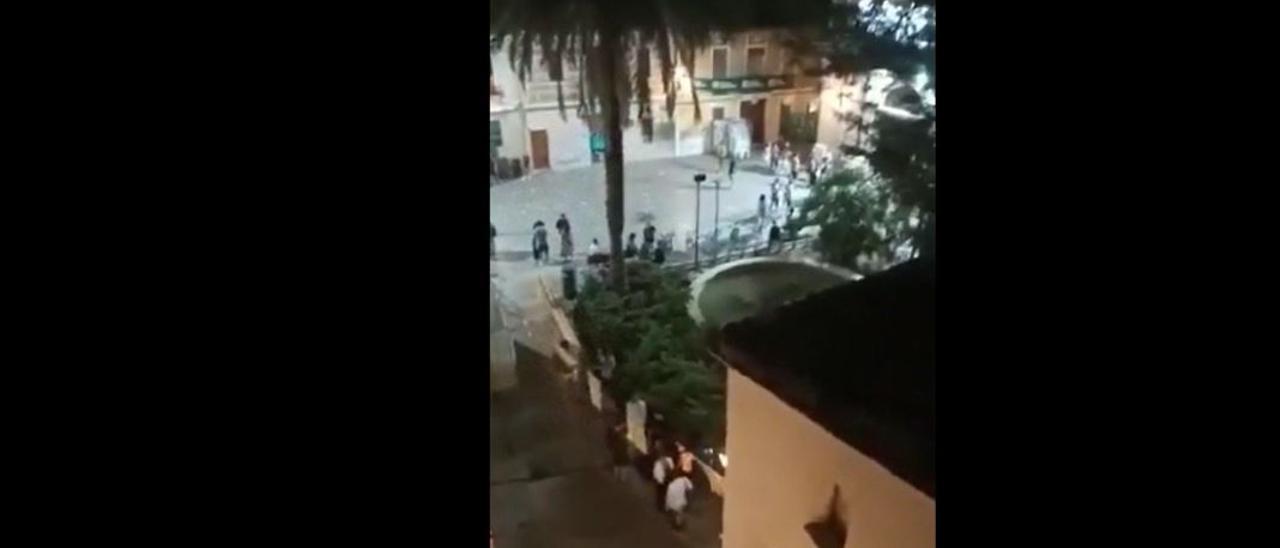 Los vecinos de Benimaclet denuncian el escándalo que se forma en la plaza por las noches