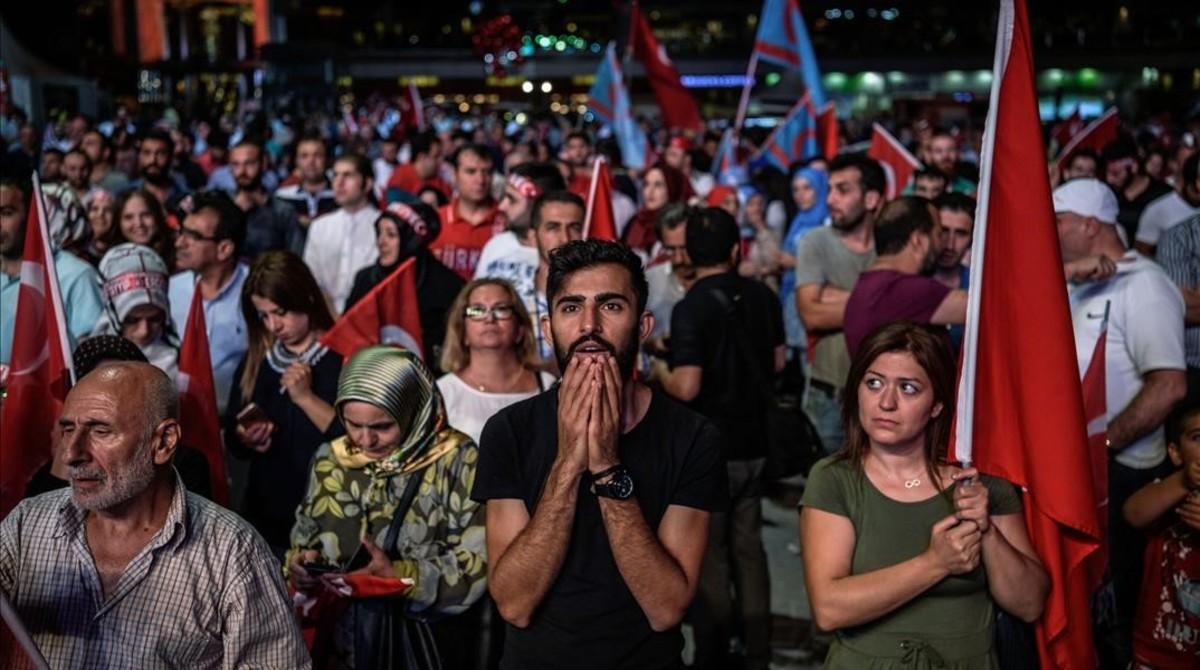 mtlopez34761059 pro erdogan supporters gather at taksim square on july 20  2160720213706