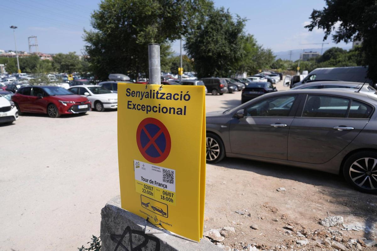Señal de prohibición de aparcar en el aparcamiento público gratuito del camí Ramon Llull de Granollers que se habilitará para dar la salida a una etapa del Tour de Francia en la ciudad.