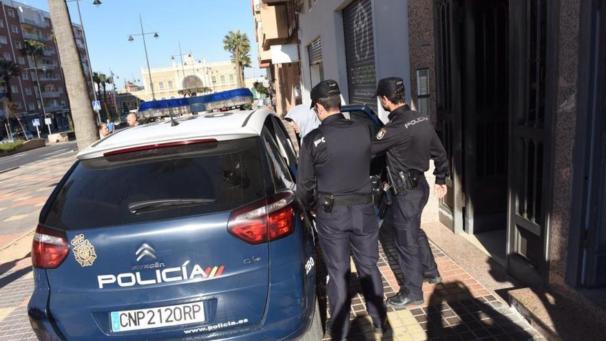 Varios agentes intervienen en una redada antidroga en la calle América.