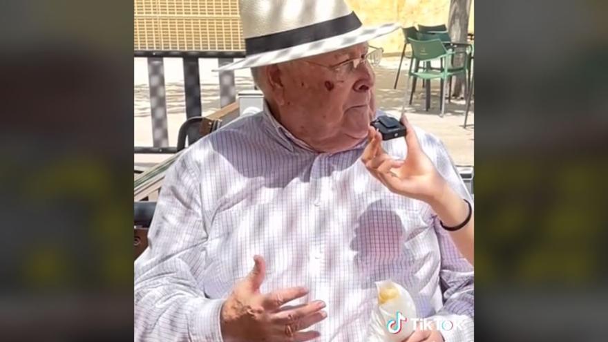 La lección viral de un abuelo murciano a los jóvenes que pone a llorar a toda España: &quot;Algo por lo que luchar&quot;