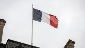 La bandera francesa ondea en el palacio presidencial.