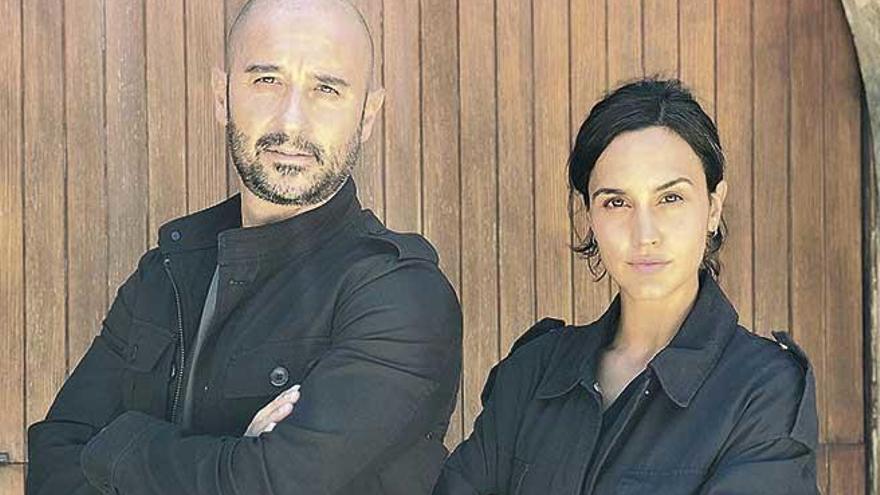 Megan Montaner y Alain Hernández, ayer en el rodaje de la serie.