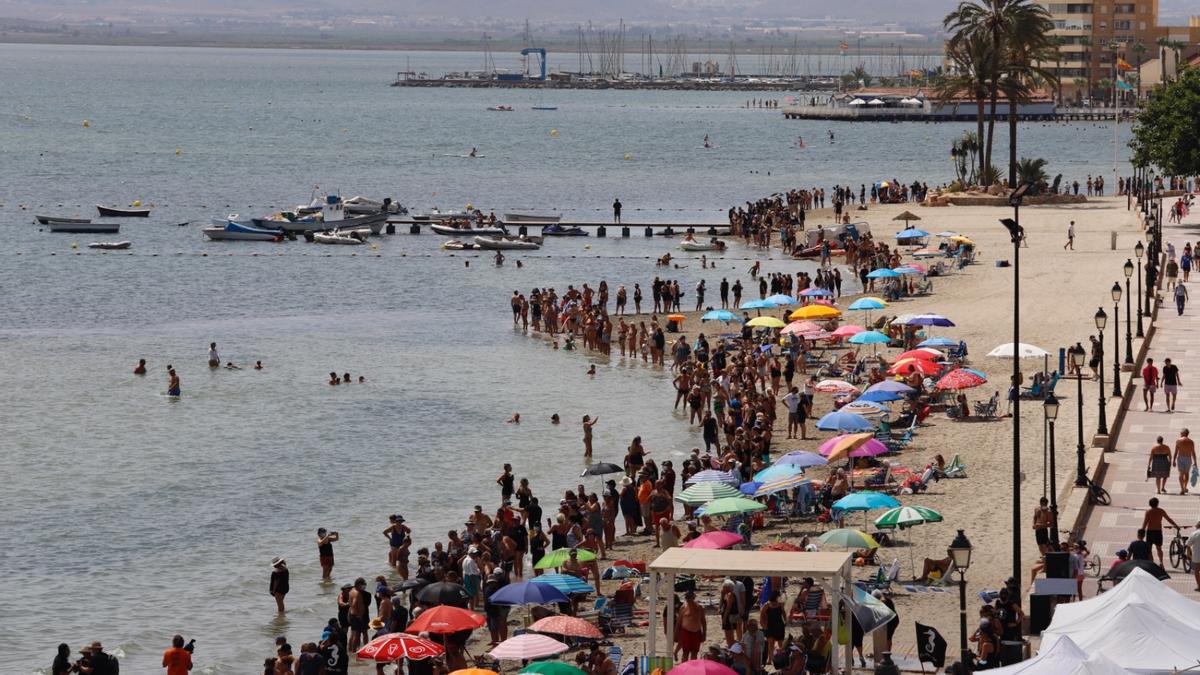 Miles de murcianos forman una cadena humano que rodea al Mar Menor