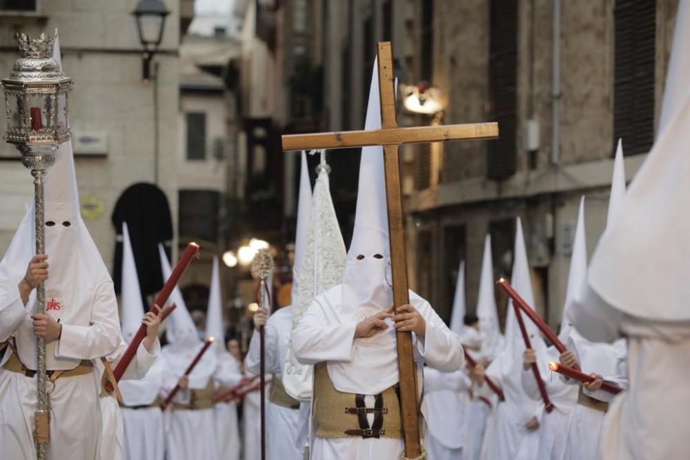 La procesión del Santo Entierro transcurre por el centro de Palma