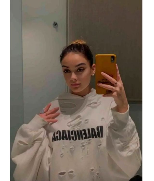 Julia Janeiro posa con la sudadera. INSTAGRAM STORIES