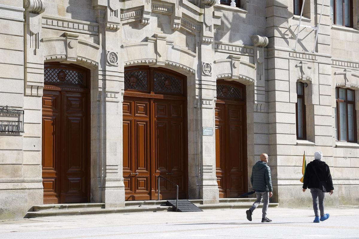 La carpintería exterior del instituto ya luce toda en marrón, salvo las contraventanas blancas.