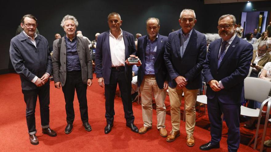 Por la izquierda, Laude Martínez, José Avelino Gutiérrez, Maximino García, Tomás Fernández, Fernando Delgado y Alfredo García Quintana. | LUISMA MURIAS