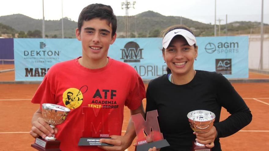 Aranzábal y Medvedeva, con sus trofeos tras la final.