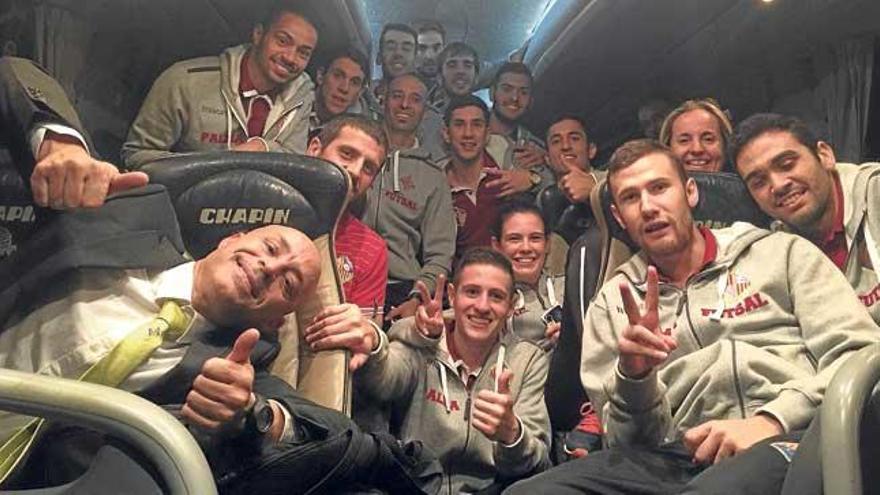 Los jugadores del Palma Futsal celebran ayer en el autobús el histórico pase a semifinales.