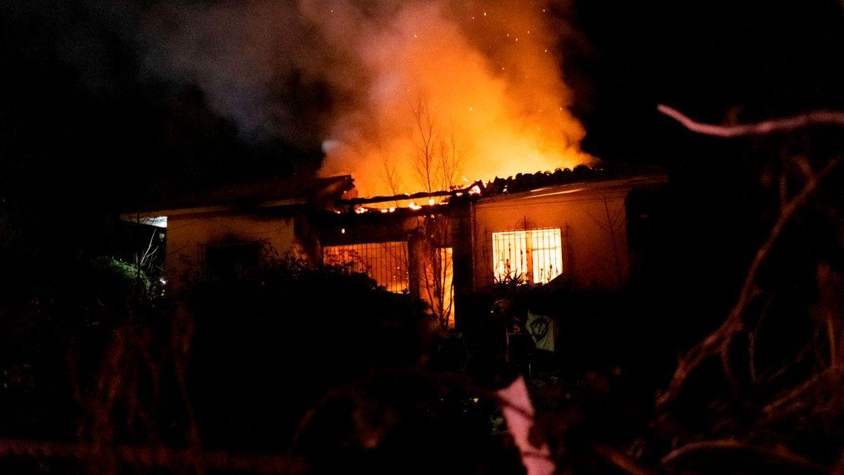 Una imagen del incendio desatado en una casa de Ribadesella.