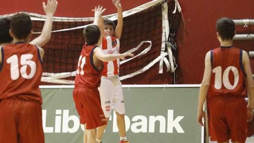 Un momento del partido infantil entre el Grupo y el Gijón Basket.