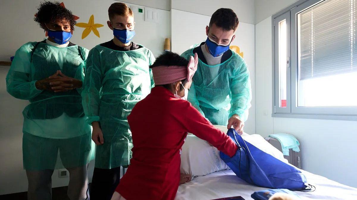 Visita a los hospitales de los jugadores del Barça