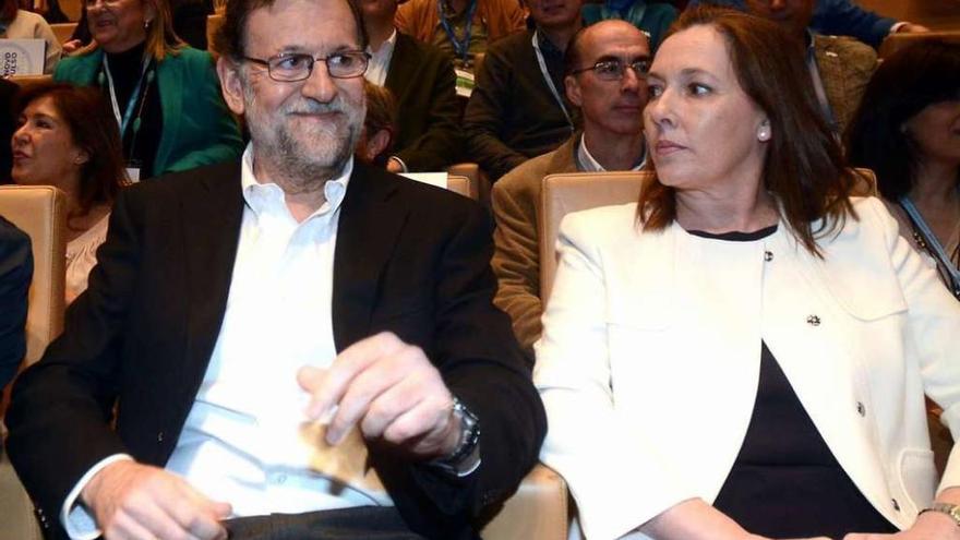 Rajoy con su esposa Elvira Fernández , ayer en el congreso del PP de Pontevedra. // Rafa Vázquez