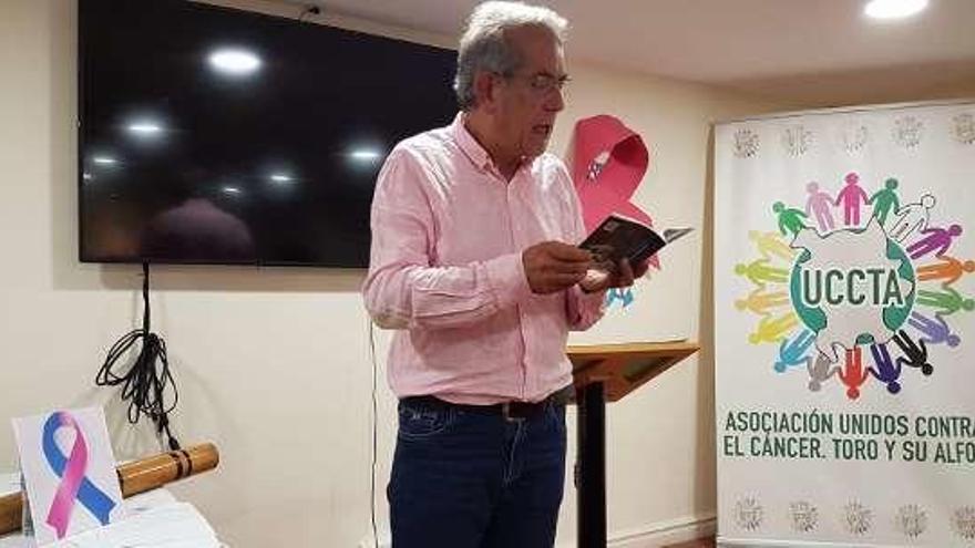 Tomás-Néstor Martínez durante el recital de poesía &quot;En rosa, luego existo&quot;, y una vista general de la sala durante la alocucion del alcalde.