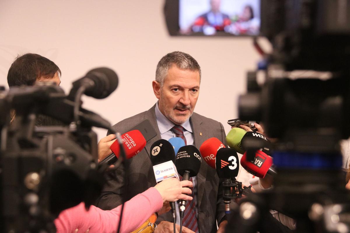 El conseller de Empresa i Treball, Miquel Sàmper, atiende a los medios después de reunirse con empresarios para estudiar la respuesta a la crisis de Irán.