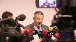 El conseller de Empresa i Treball, Miquel Sàmper, atiende a los medios después de reunirse con empresarios para estudiar la respuesta a la crisis de Irán.