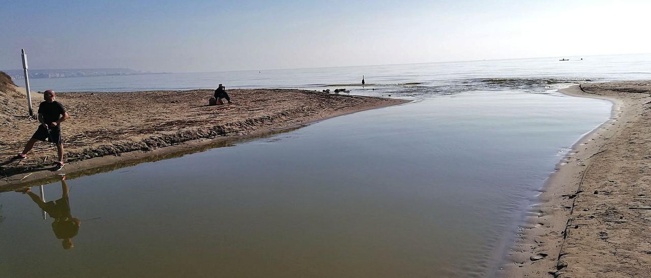 Las aguas del río Vinalopó desembocando al mar Mediterráneo en las salinas de Santa Pola tras recorrer 80 kiómetros desde Banyeres.