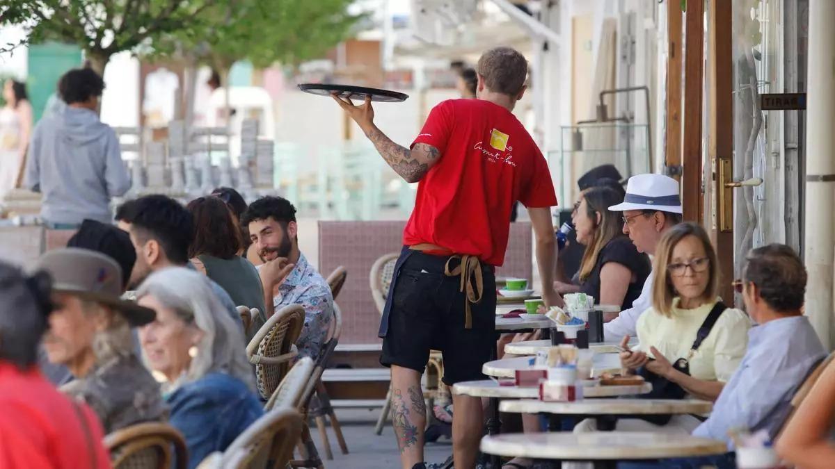 Imagen de un camarero en una terraza de Ibiza.