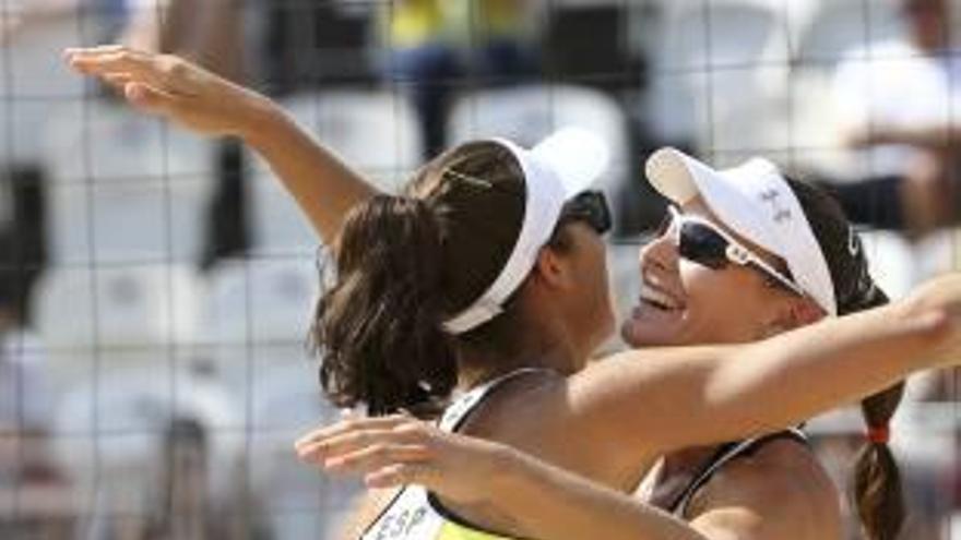 Elsa y Liliana se abrazan ayer sobre la arena de Copacabana.