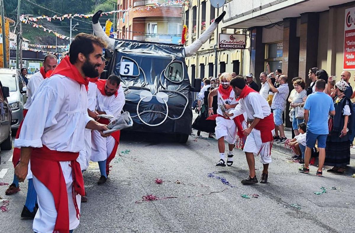 Los participantes recrean un encierro de San Fermín. | A. G.-O.