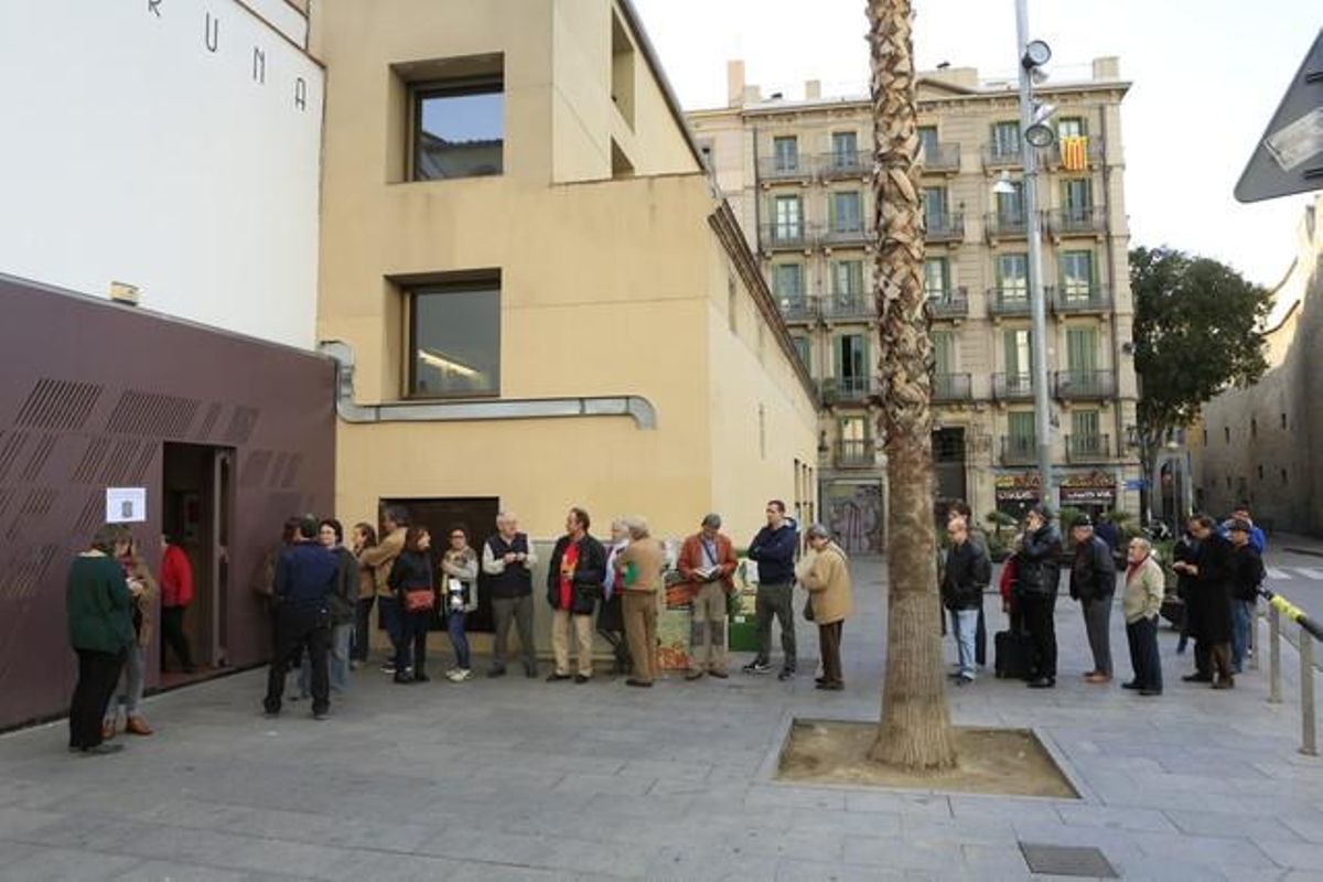 Primeres cues al centre educatiu Vedruna, a Ciutat Vella.