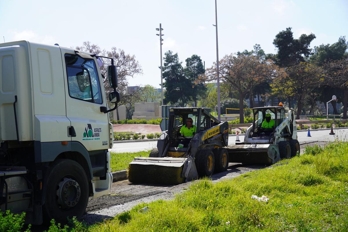 Trabajos de asfaltado en la avenida de la Marina de Sant Boi de Llobregat.