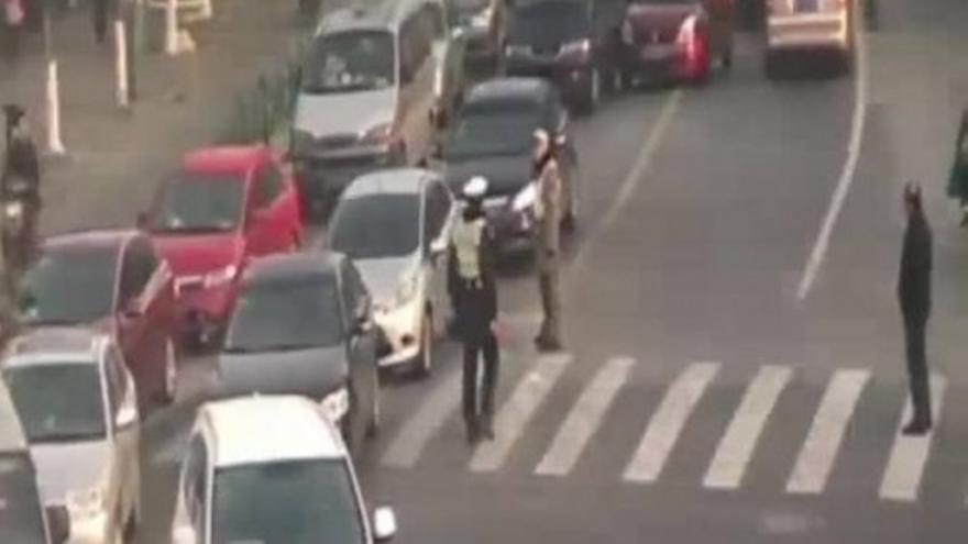 Un coche se lleva por delante a un policia