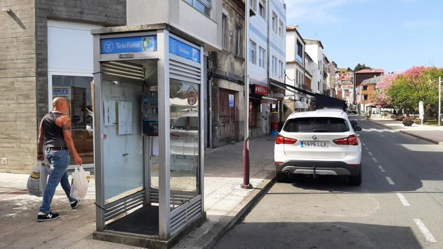 Un modelo de cabina clásica en el barrio de Banda do Río, fuera de servicio. |   //S.Á.