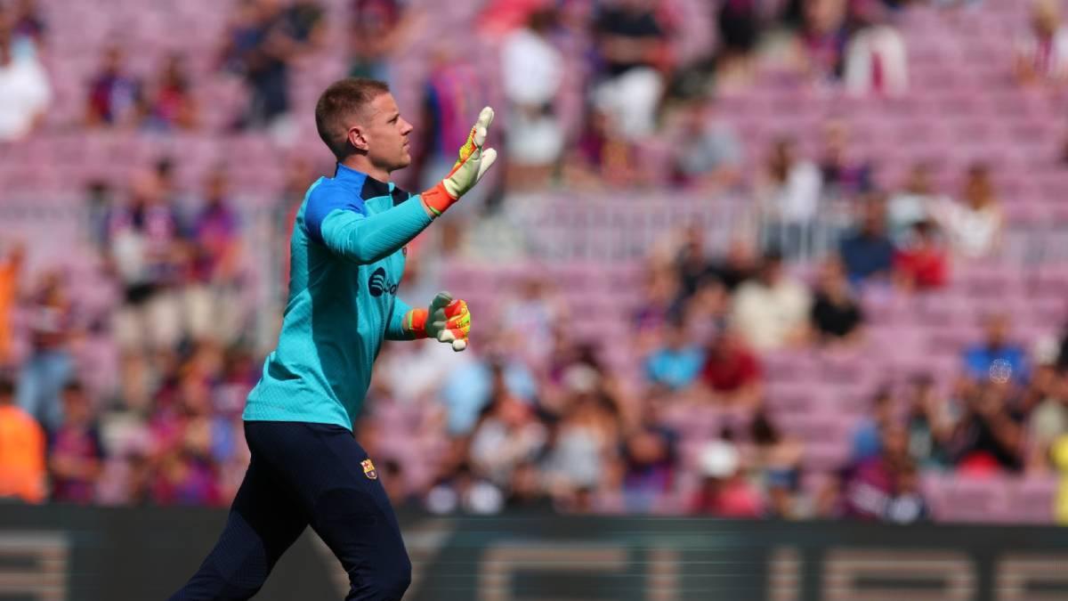 Ter Stegen, durante el calentamiento en el duelo ante el Elche