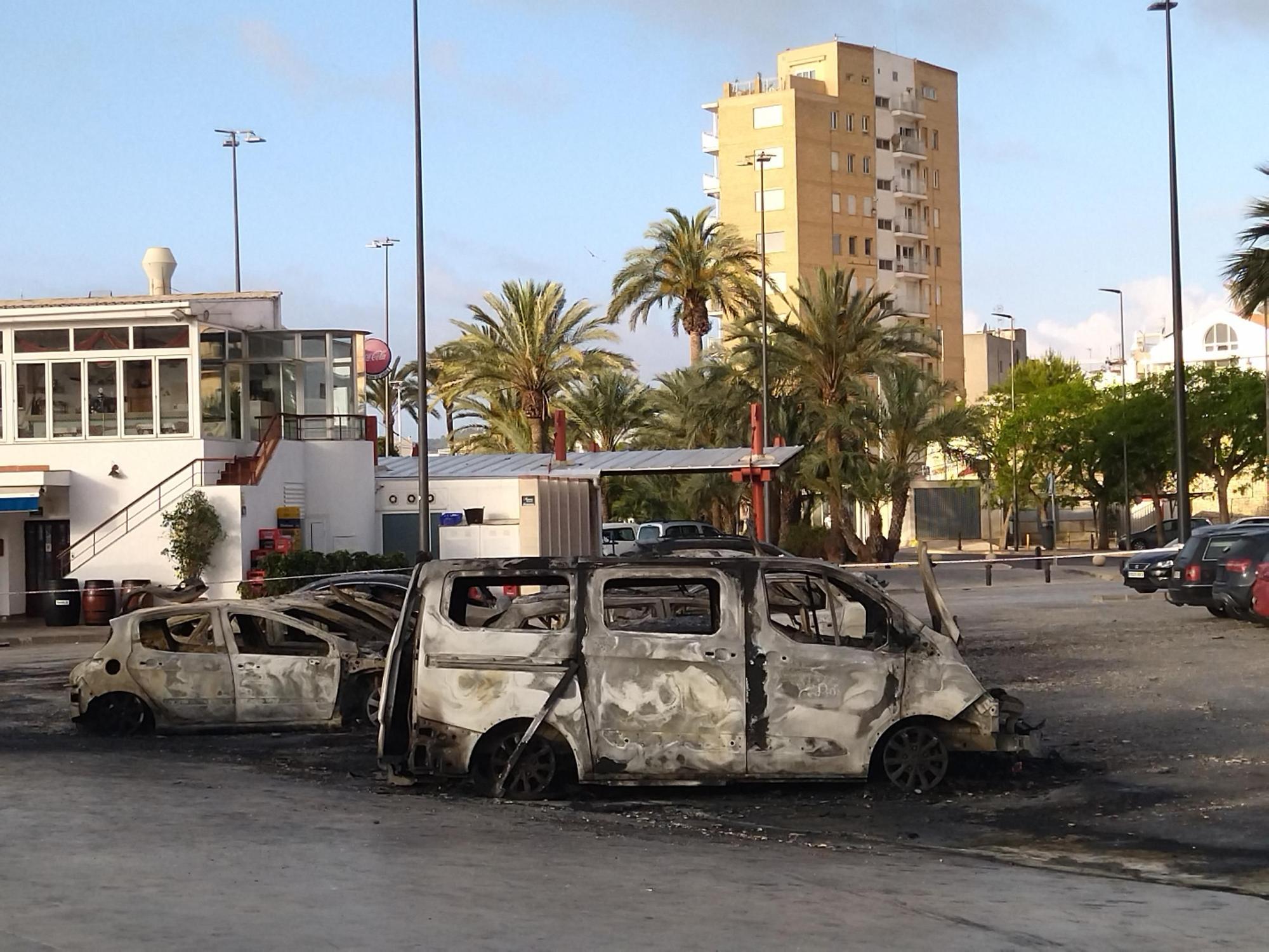 Los estragos de un incendio de traca: Imágenes de los coches destruidos en Xàbia