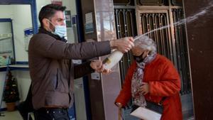 Daniel Zapata, propietario de la administración de lotería 232 en Sant Andreu, celebrando con cava la venta de uno de los números agraciados con el segundo premio de la lotería del Niño.