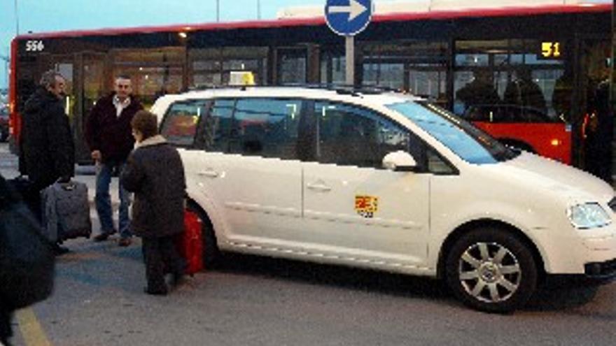 Belloch prima los taxis adaptados y ecológicos en las nuevas licencias