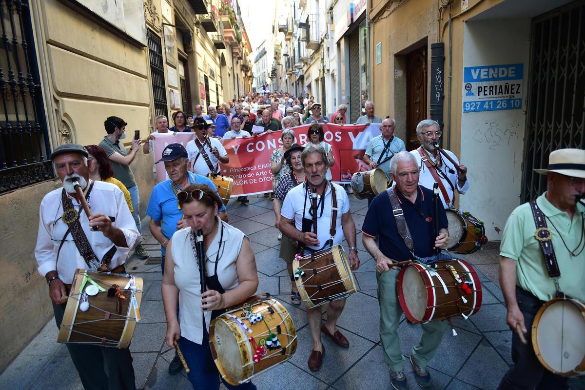 Tamborileros en la manifestación para pedir museos en Plasencia.