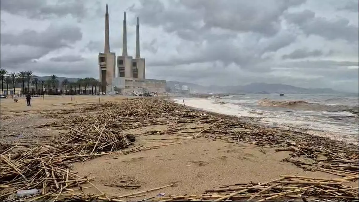 Las playas del área de Barcelona tardarán al menos 10 días en recuperarse tras la borrasca Jana