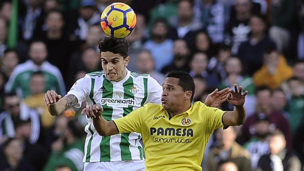 Marc Bartra disputa un balón aéreo con Bacca