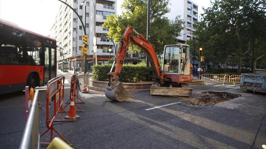 El paseo Sagasta, cortado por un gran socavón en la calzada