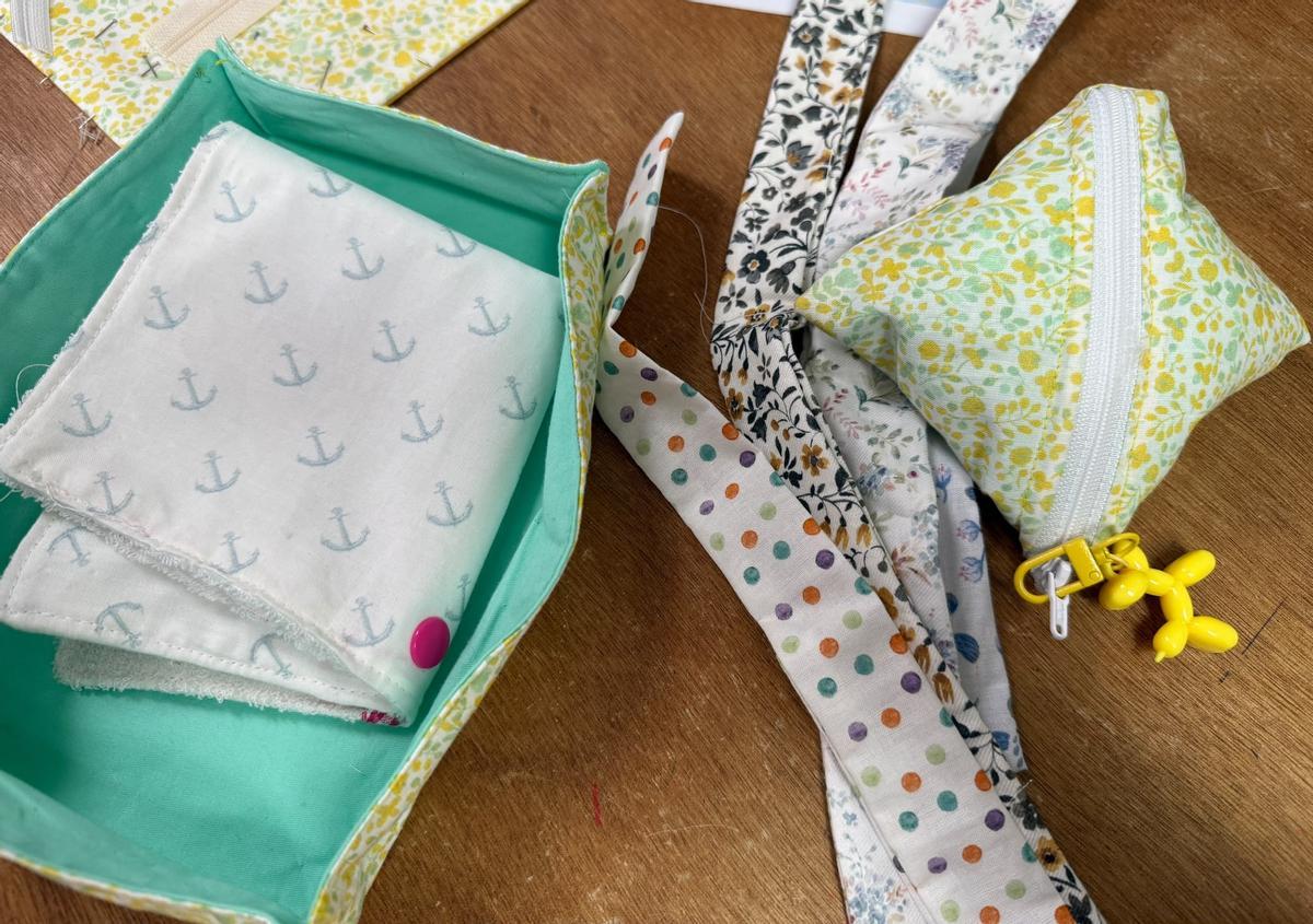 Algunas de las manualidades cosidas por los alumnos.