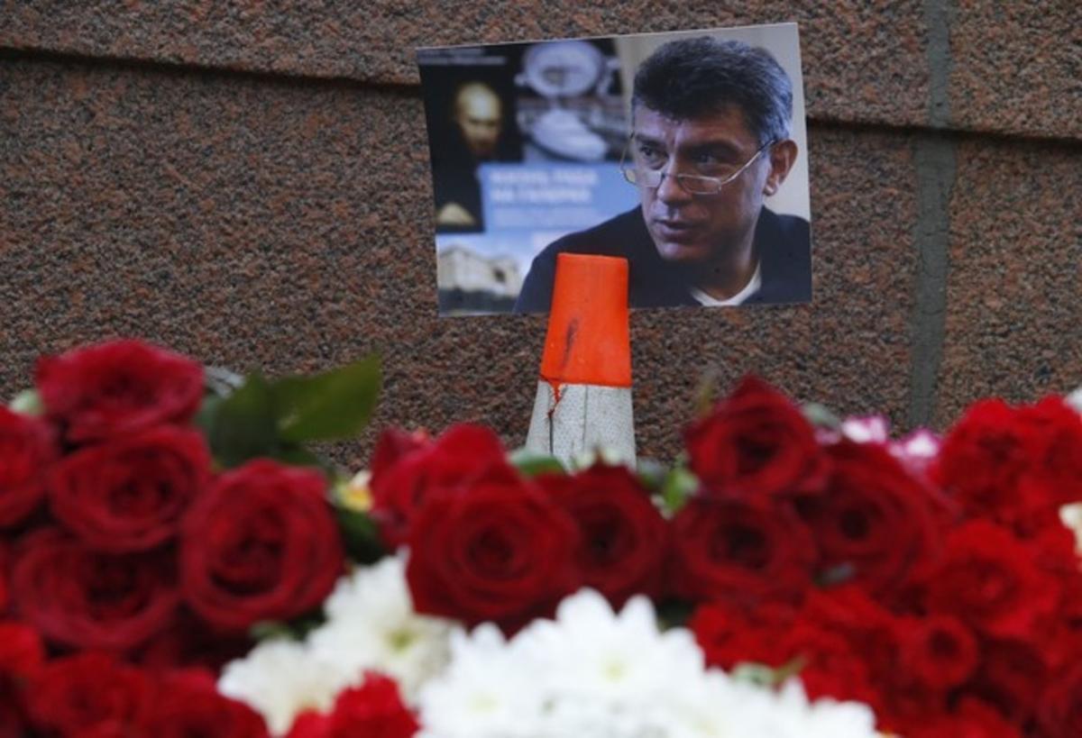 Flores en memoria de Nemtsov en el lugar donde se produjo el asesinato, en Moscú.