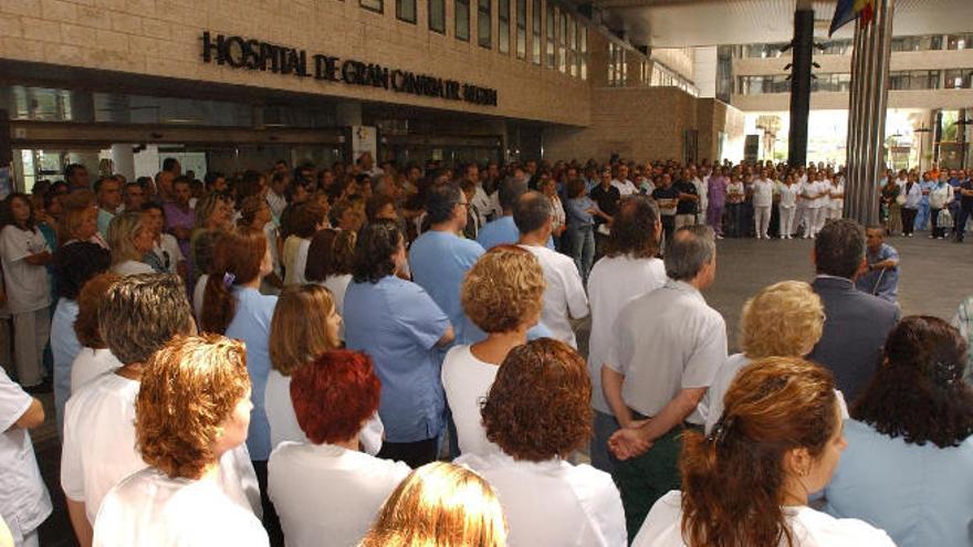 Concentración de personal del Doctor Negrín en protesta por el asesinato de una celadora a finales de septiembre de 2005.