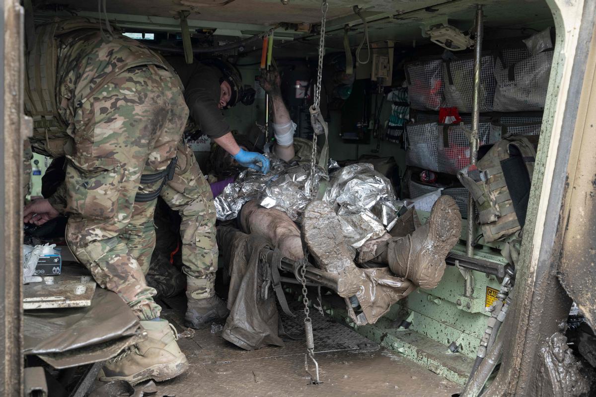 Médicos del Batallón de Lobos Da Vinci evacuan a un militar ucraniano herido cerca del frente de Bakhmut, región de Donetsk