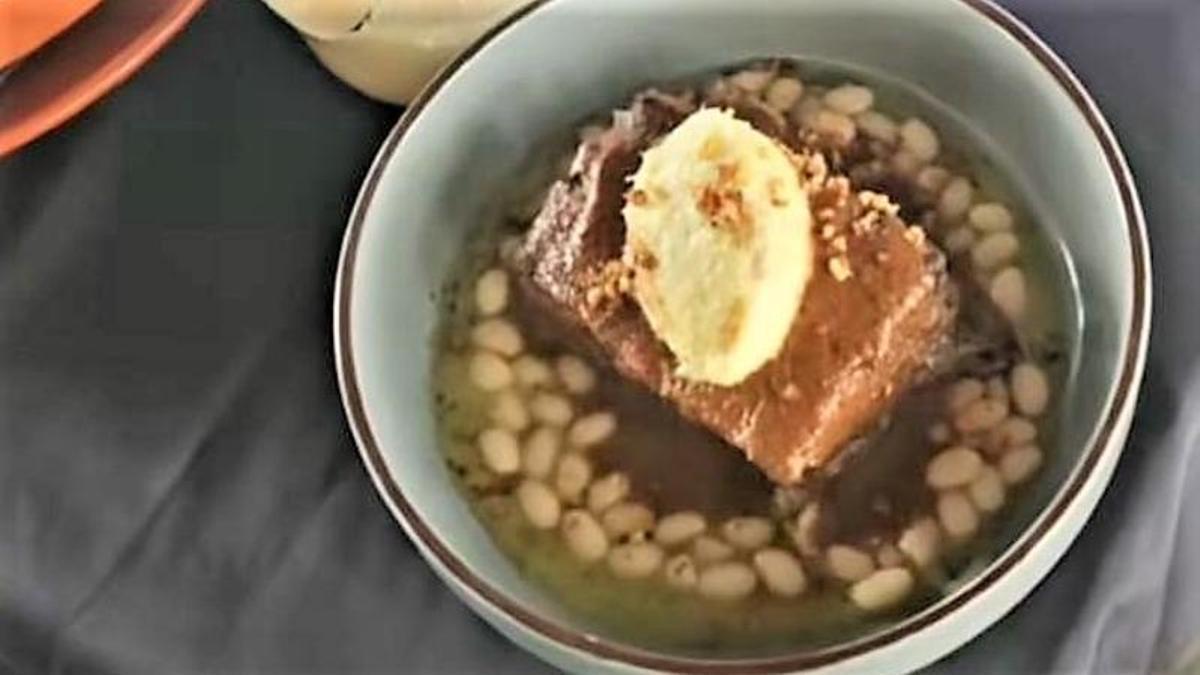 La 'galta' de cerdo braseada con brandada de bacalao y jugo de 'fesolets' de Santa Pau con la que el restaurante L'Andreuenc ha ganado la Lliga del Porc i la Forquilla de 2026.