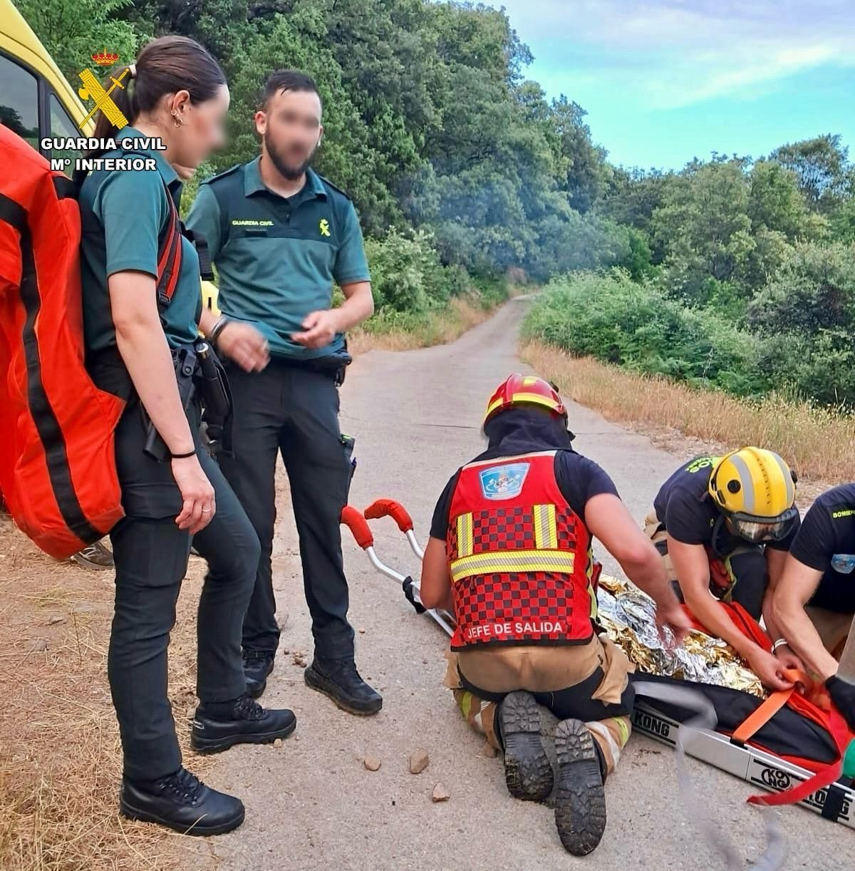 Rescate de una mujer accidentada en una zona de difícil acceso en la Garganta de Minchones de Villanueva de la Vera.